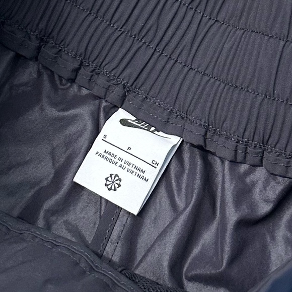 LIKE NEW Nike Women's Mid-Rise Repel Asymmetrical-Waist Trousers Pants - Picture 4 of 5